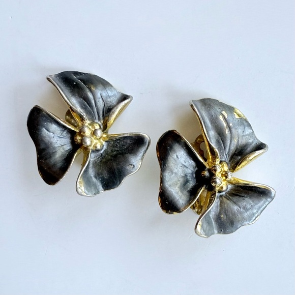 Vintage Chanel 1950s Gold-Plated Hydrangea Flower Clip Earrings by Lina Baretti - Picture 8 of 15